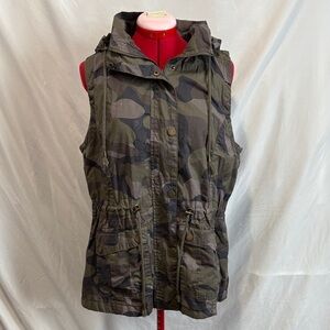 YMI Camouflage Hooded Vest